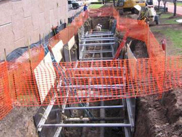 Onsite National Trench Safety hydraulic vertical shores